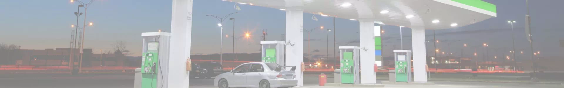 samochód na stacji paliw